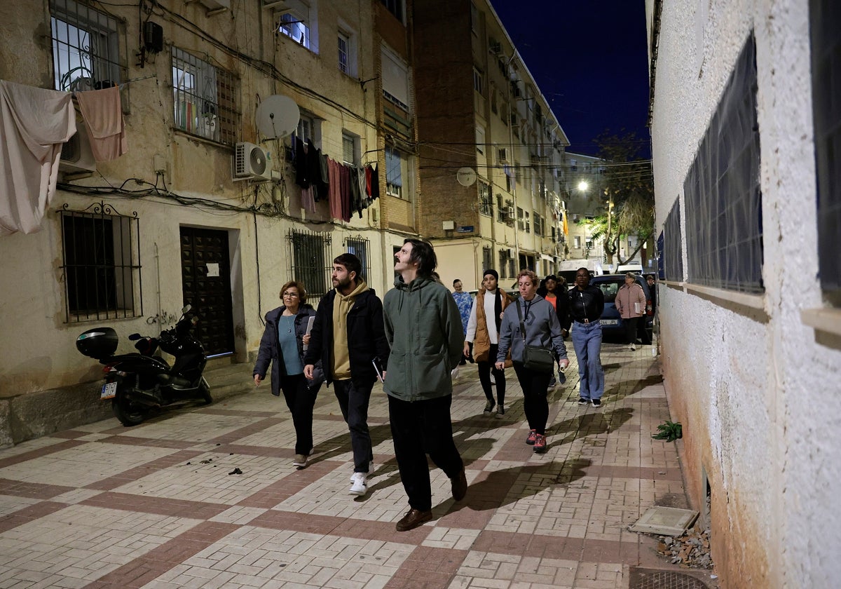 Ernesto Artillo realiza una acción por las calles del barrio con el grupo de Acto Reflejo.