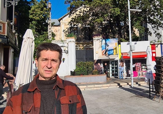 José Ojeda, con la Casa de María Barrabino al fondo.