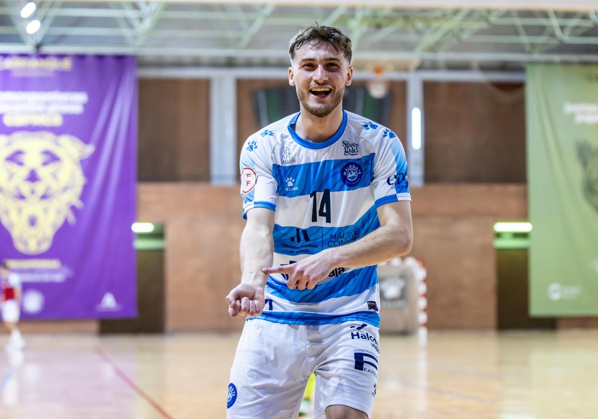 Nico Rosental celebra uno de sus tres goles al equipo hispalense.