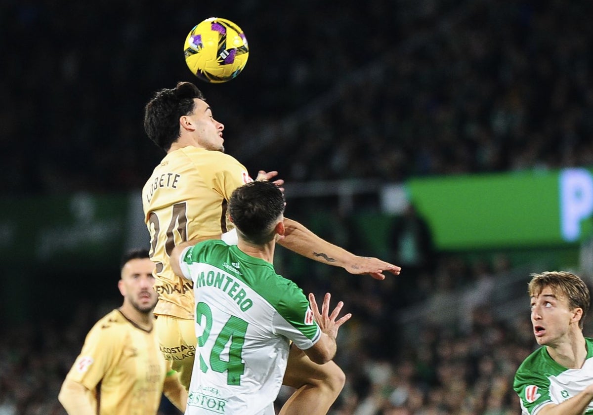 Lobete gana el balón por alto ante Montero.