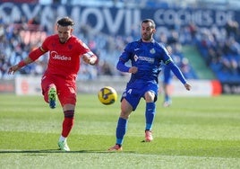 Juanmi (derecha), en una disputa con Gudelj, en el Getafe-Sevilla de este mediodía.