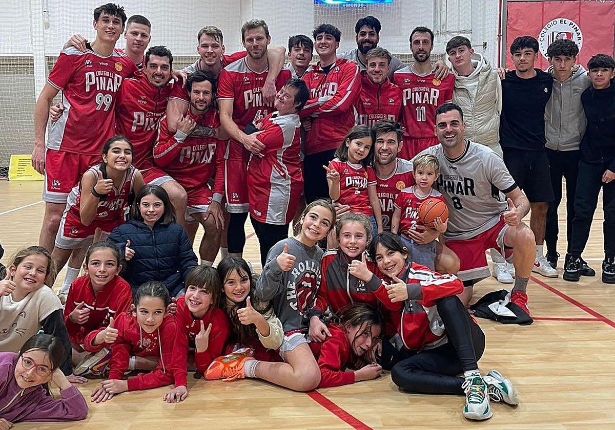Los jugadores del Colegio El Pinar celebran la victoria con sus familias y aficionados.