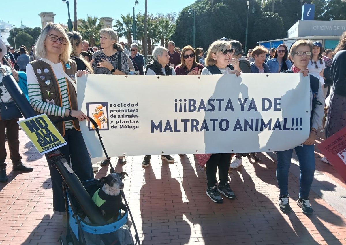 Imagen secundaria 1 - Cientos de personas dicen no a la caza en Málaga: «La voz de los que no tienen»