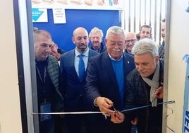 El consejero Martín Aguilar corta la cinta de la inauguración en presencia de la junta directiva de la Federación de Peñas Malaguistas.