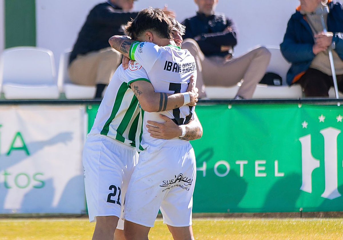 Los jugadores del Torremolinos festejan el gol .