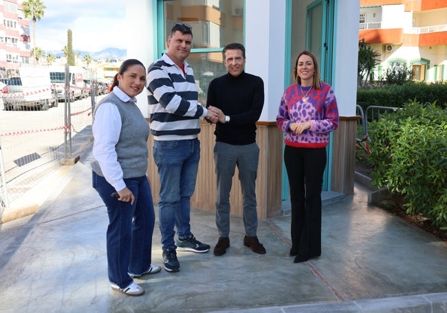 El alcalde y la edil de Obras, con los empresarios torroxeños.