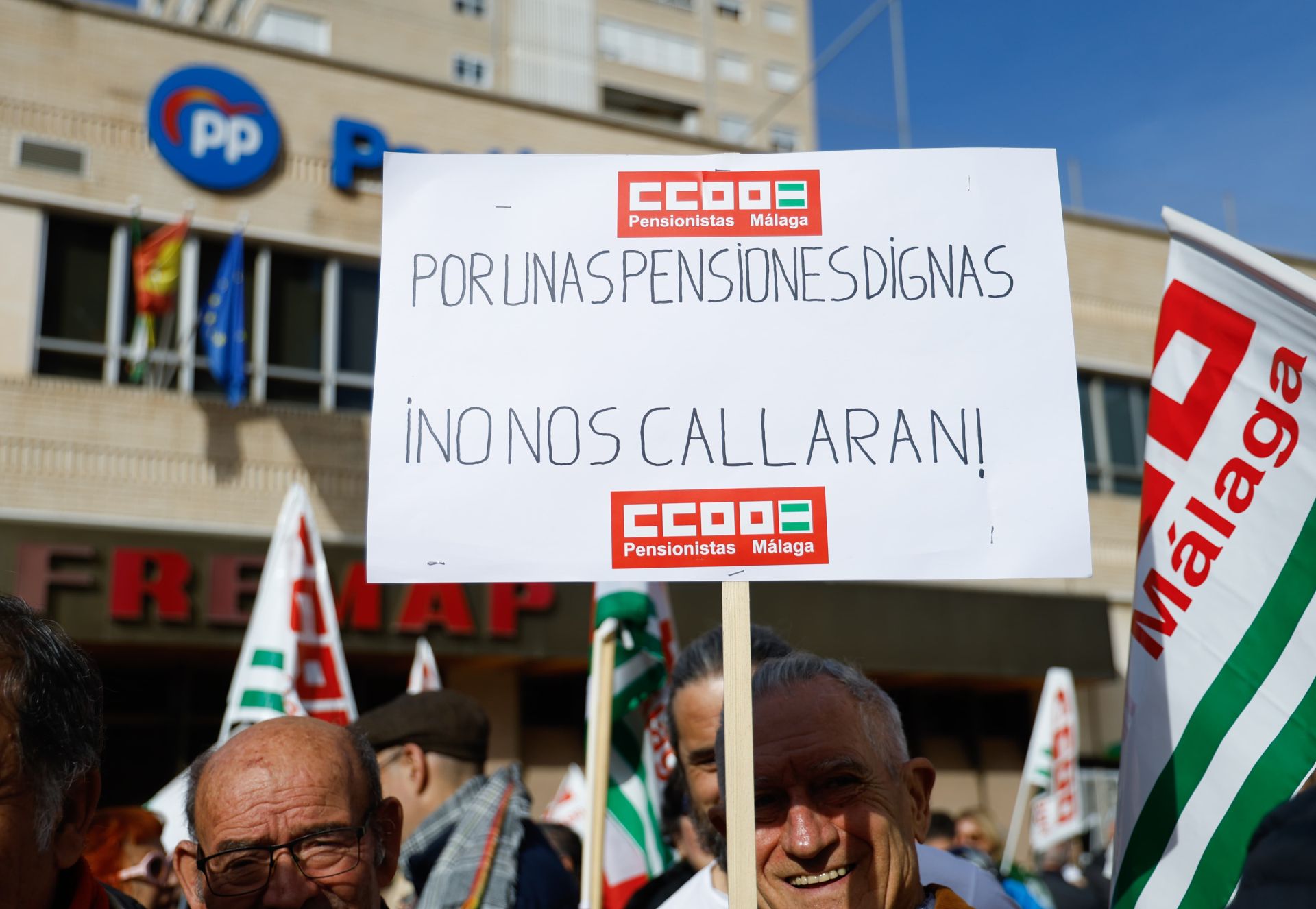 Unas 300 personas claman frente a la sede del PP en Málaga