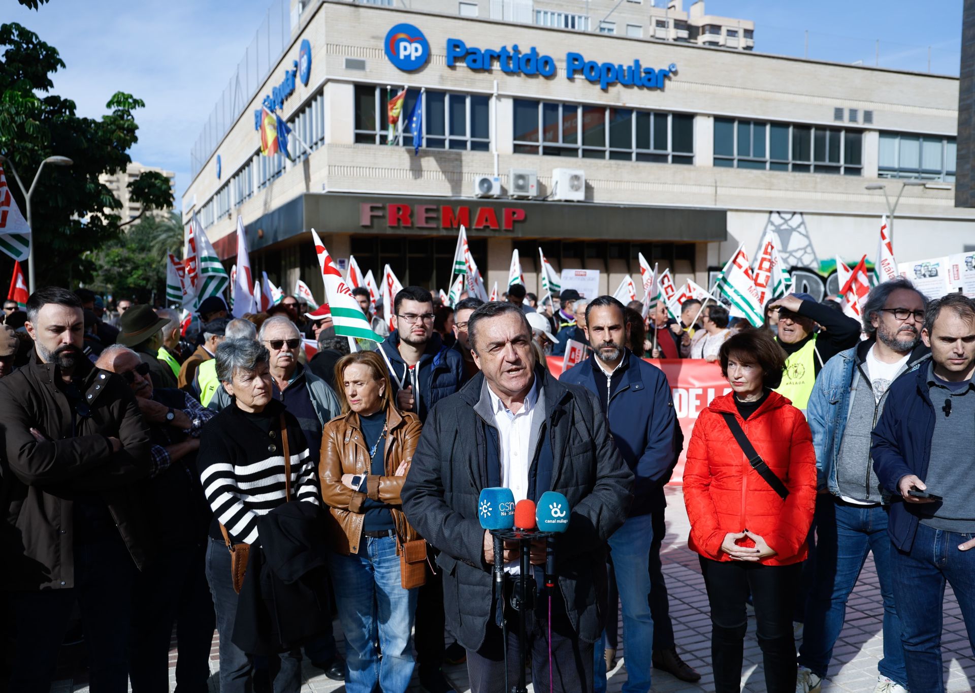 Unas 300 personas claman frente a la sede del PP en Málaga