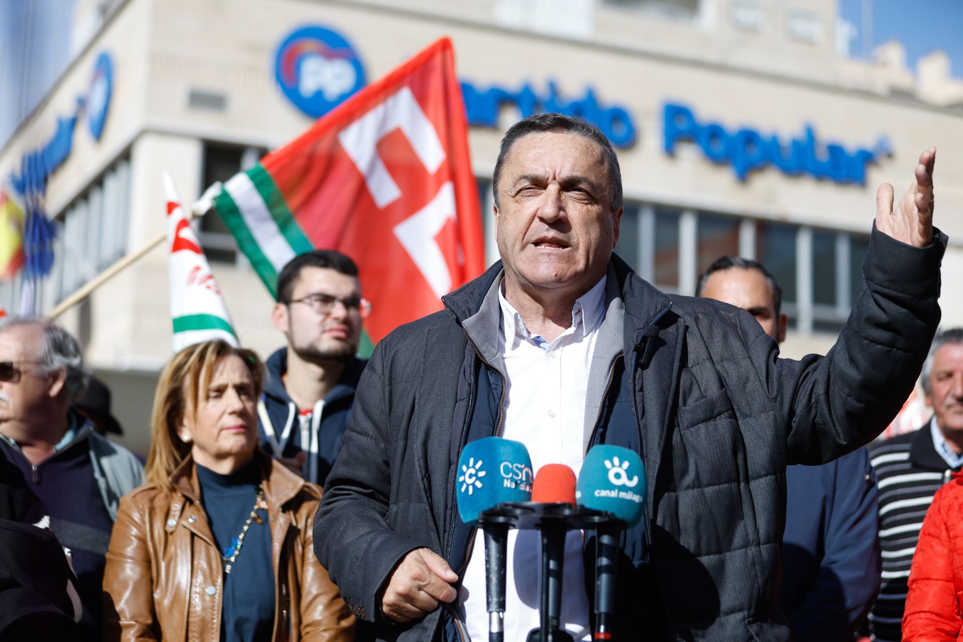 Unas 300 personas claman frente a la sede del PP en Málaga