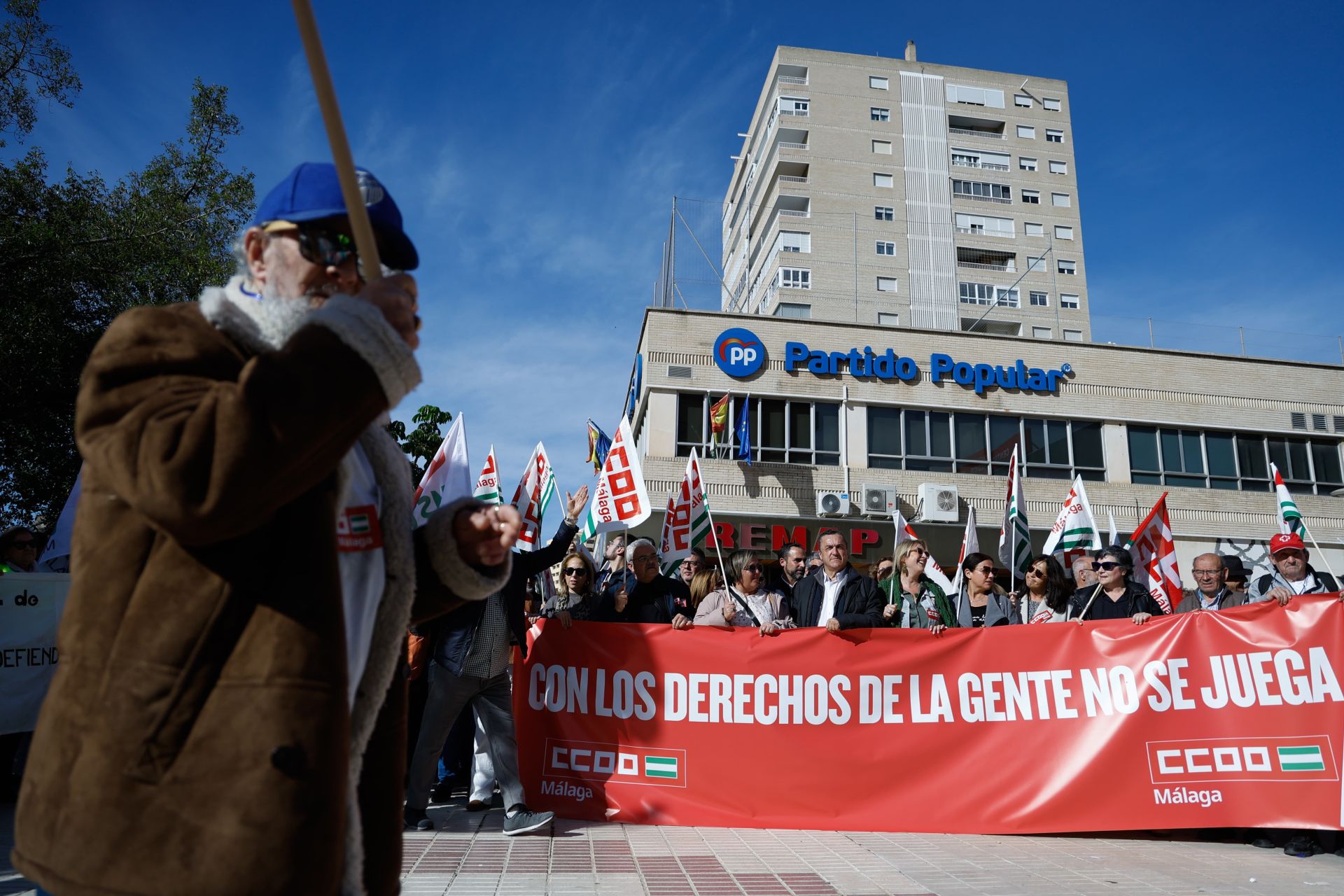 Unas 300 personas claman frente a la sede del PP en Málaga