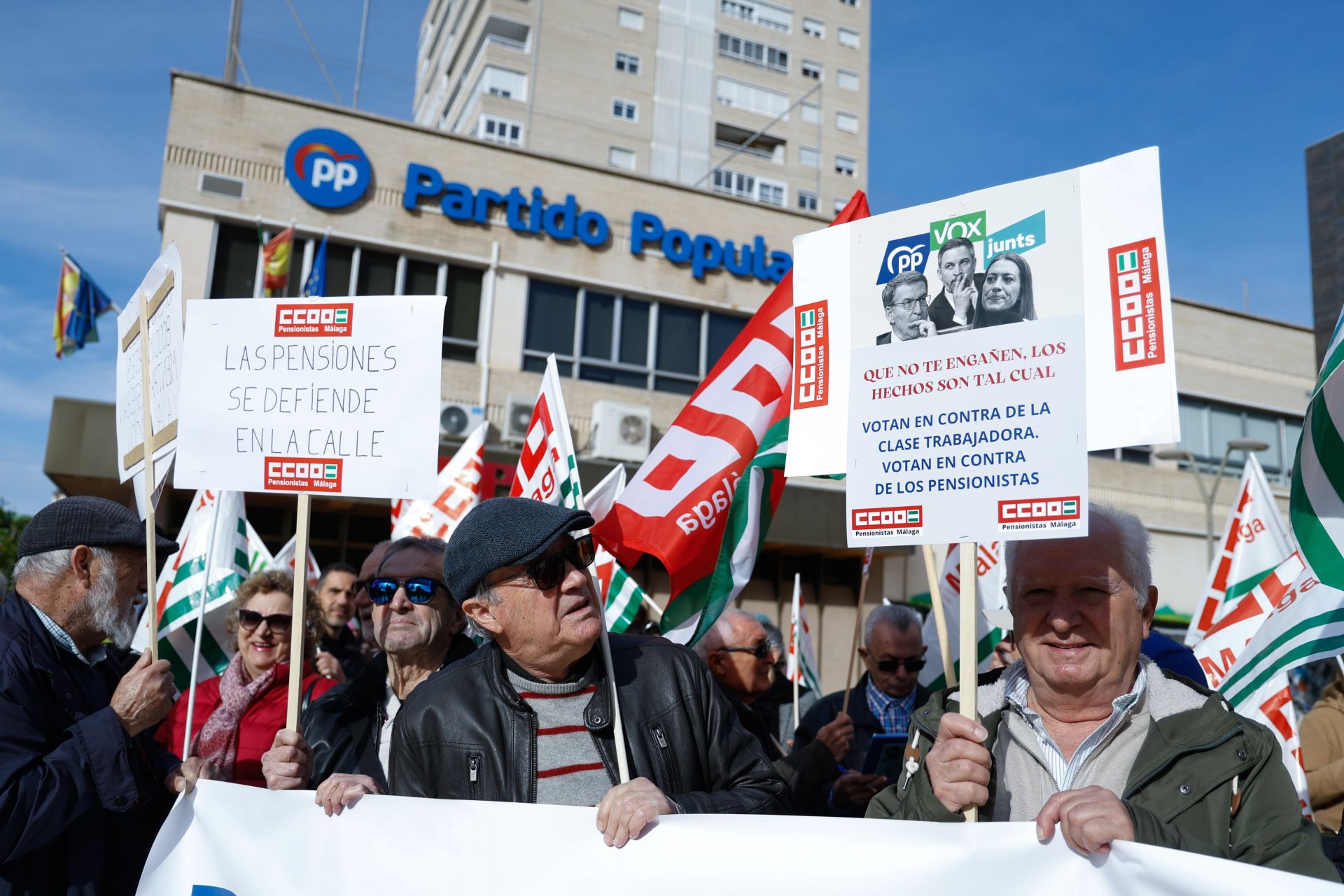 Unas 300 personas claman frente a la sede del PP en Málaga