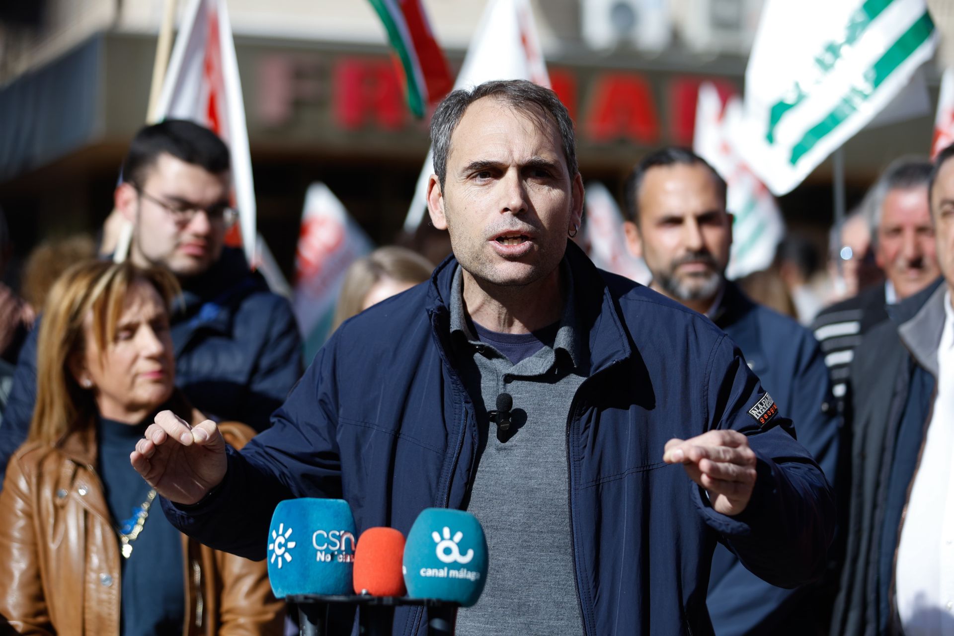 Unas 300 personas claman frente a la sede del PP en Málaga