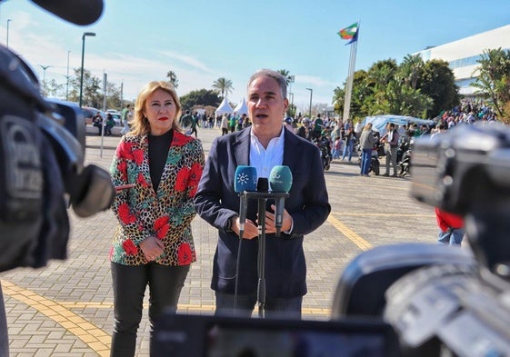 Carolina España y Elías Bendodo, en las inmediaciones del Martín Carpena.