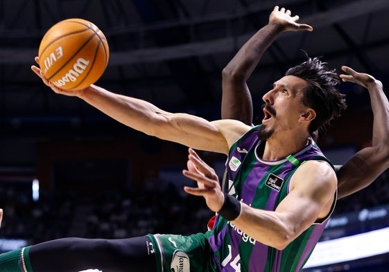 Djedovic intenta la canasta en una complicada postura.