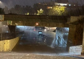 Estado en el que quedó el vehículo bajo el agua en el paso inferior del tren de Cercanías.