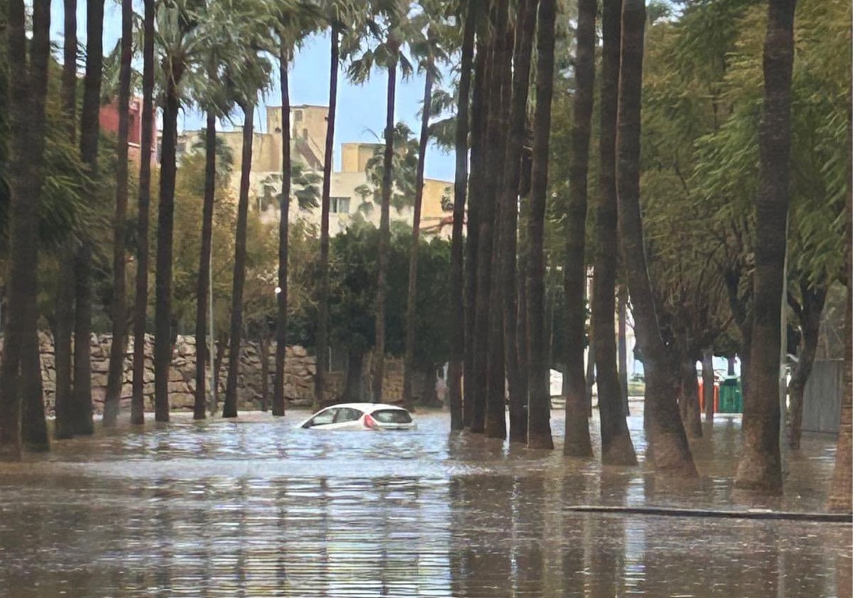 Coche atrapado en una balsa de agua en Benalmádena.