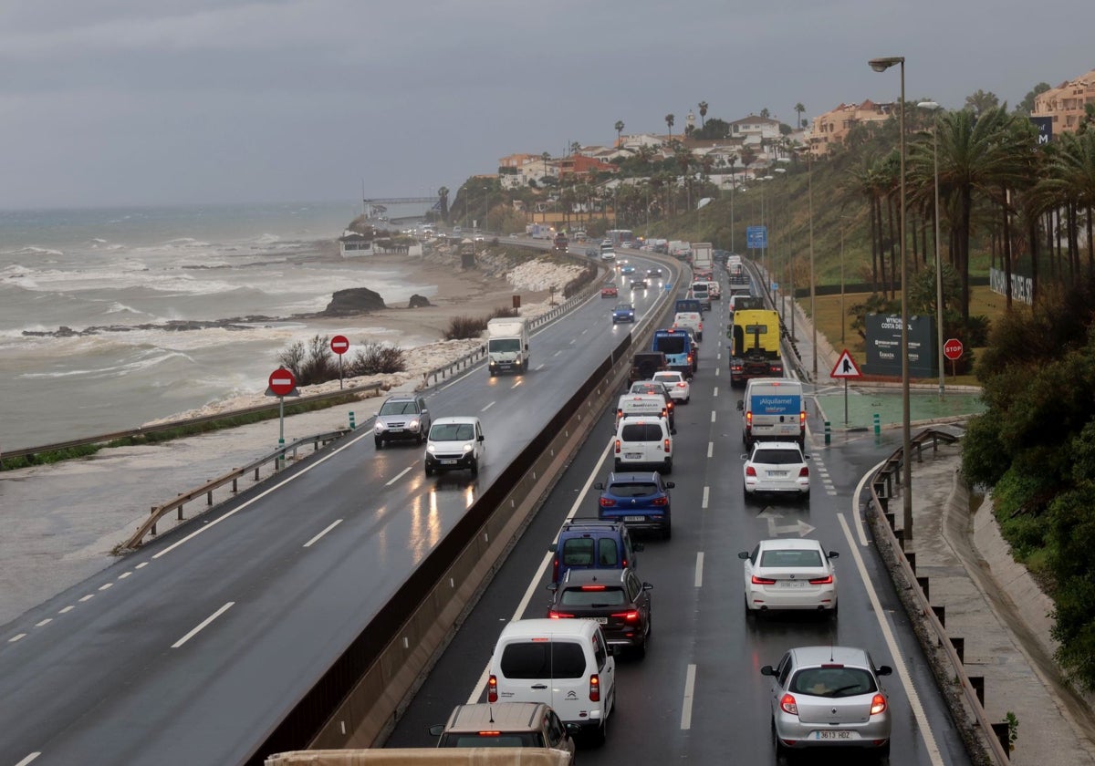 Caravana en la A-7 en sentido Marbella por el cierre de la autovía a causa de las balsas de agua.