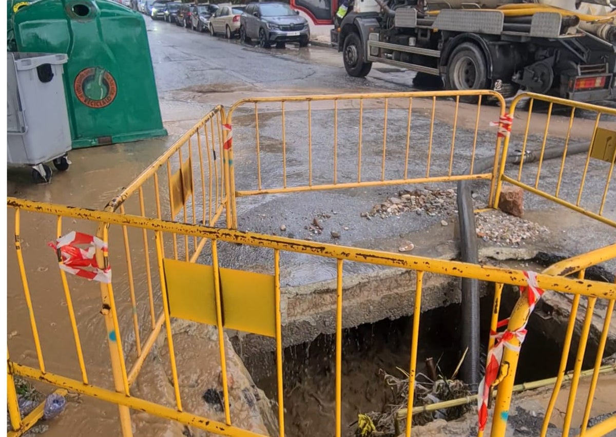 Imagen secundaria 1 - Problemas en la playa y las calles del entorno en La Carihuela.