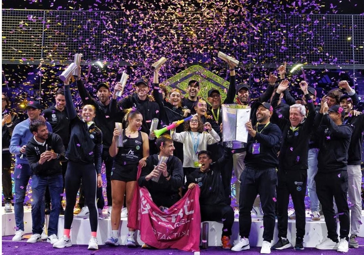 Momo (en el centro, junto a la bandera) junto al resto del equipo de Krü Padel.