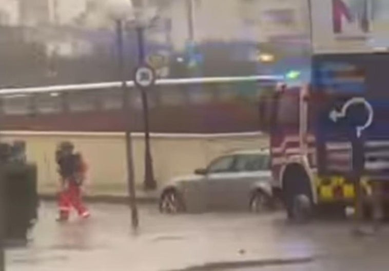 Los bomberos de Fuengirola rescatan a una familia de su vehículo debido a las lluvias