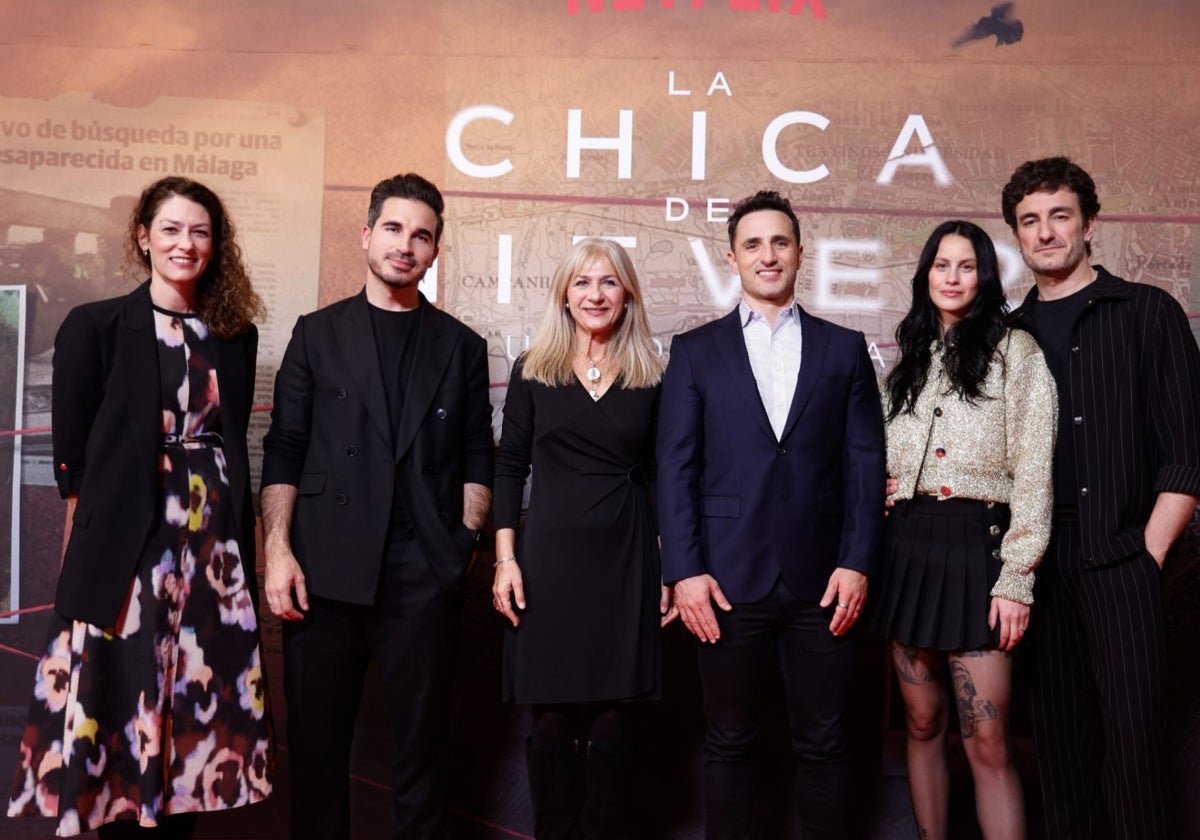 Los protagonistas de 'La chica de nieve 2' junto a autoridades.