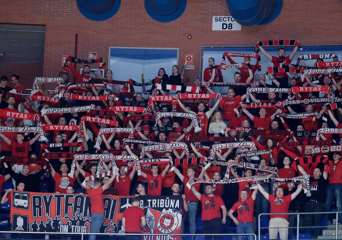 Los hinchas del Rytas Vilnius, dentro del Martín Carpena.