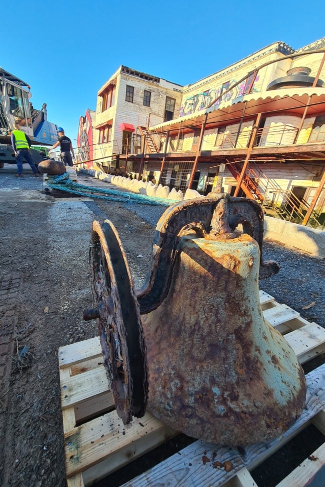 Campana del barco, que será donada a la Hermandad de la Virgen del Rocío de Benalmádena.