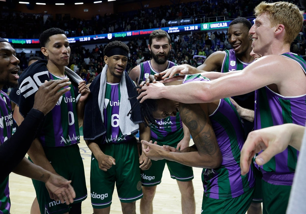 Los jugadores del Unicaja felicitan a Carter tras su exhibicón ofensiva en el cuarto final.