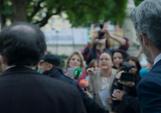 Algunos de los periodistas de SUR en la fugaz escena del 'canutazo' en la serie.