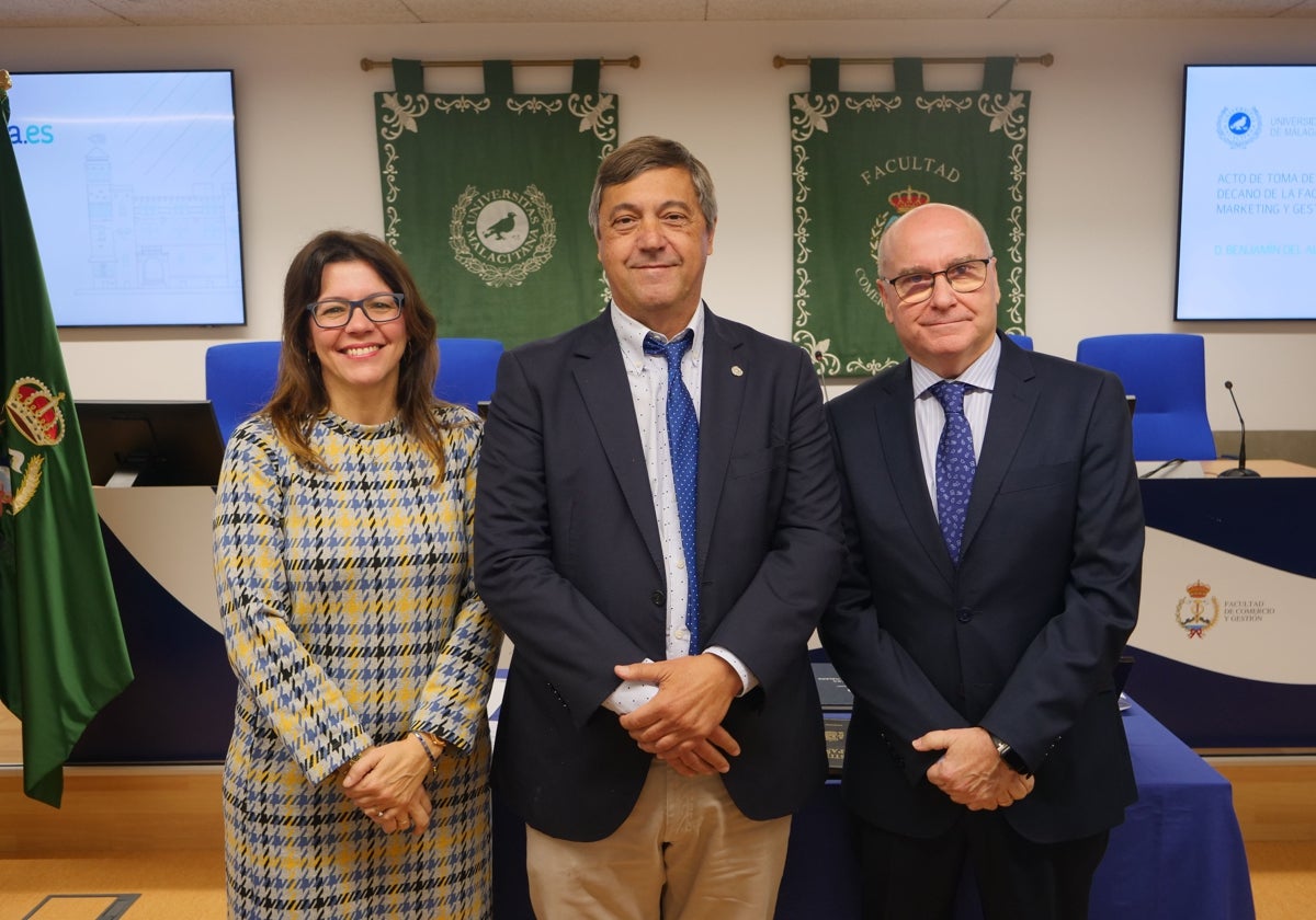 Benjamín del Alcázar renovó su cargo como decano de la Facultad de Marketing y Gestión, junto al rector de la Universidad de Málaga, Teodomiro López, y la secretaria general, Elsa Álvarez.