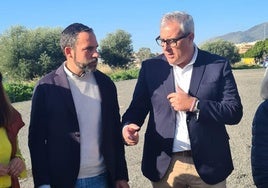Dani Pérez, con miembros del PSOE de Torremolinos, en rueda de prensa.