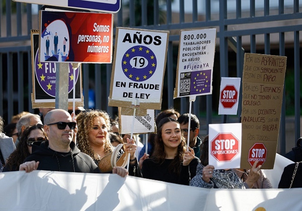 Interinos protestan contra la convocatoria de oposiciones en 2025.