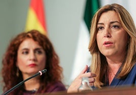 Susana Díz en un acto con María Jesús Montero al fondo.