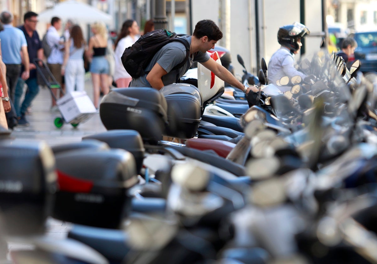 El estacionamiento de motos en el Centro está cada vez más concurrido y prueba la fiebre motera.