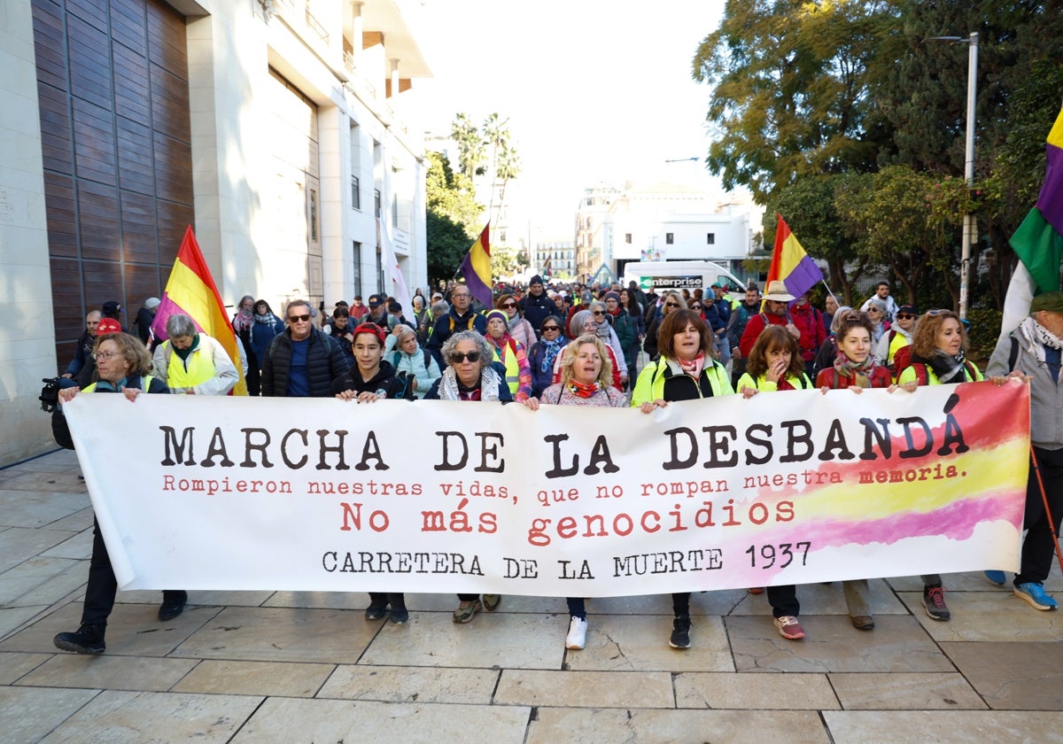 La marcha de la 'desbandá' en su salida desde la calle Alcazabilla.