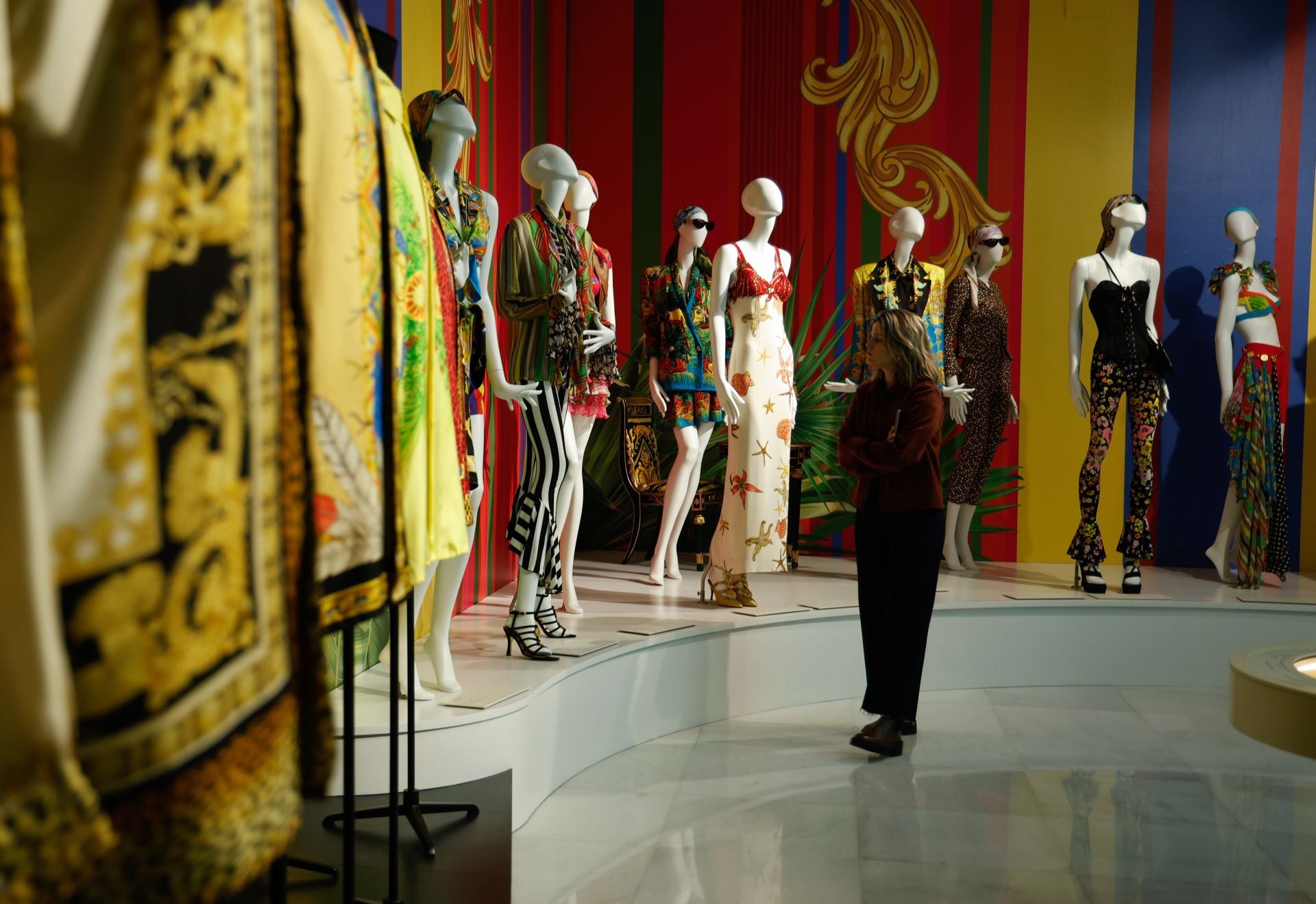 La exposición en Málaga sobre el legado del diseñador Gianni Versace, en imágenes