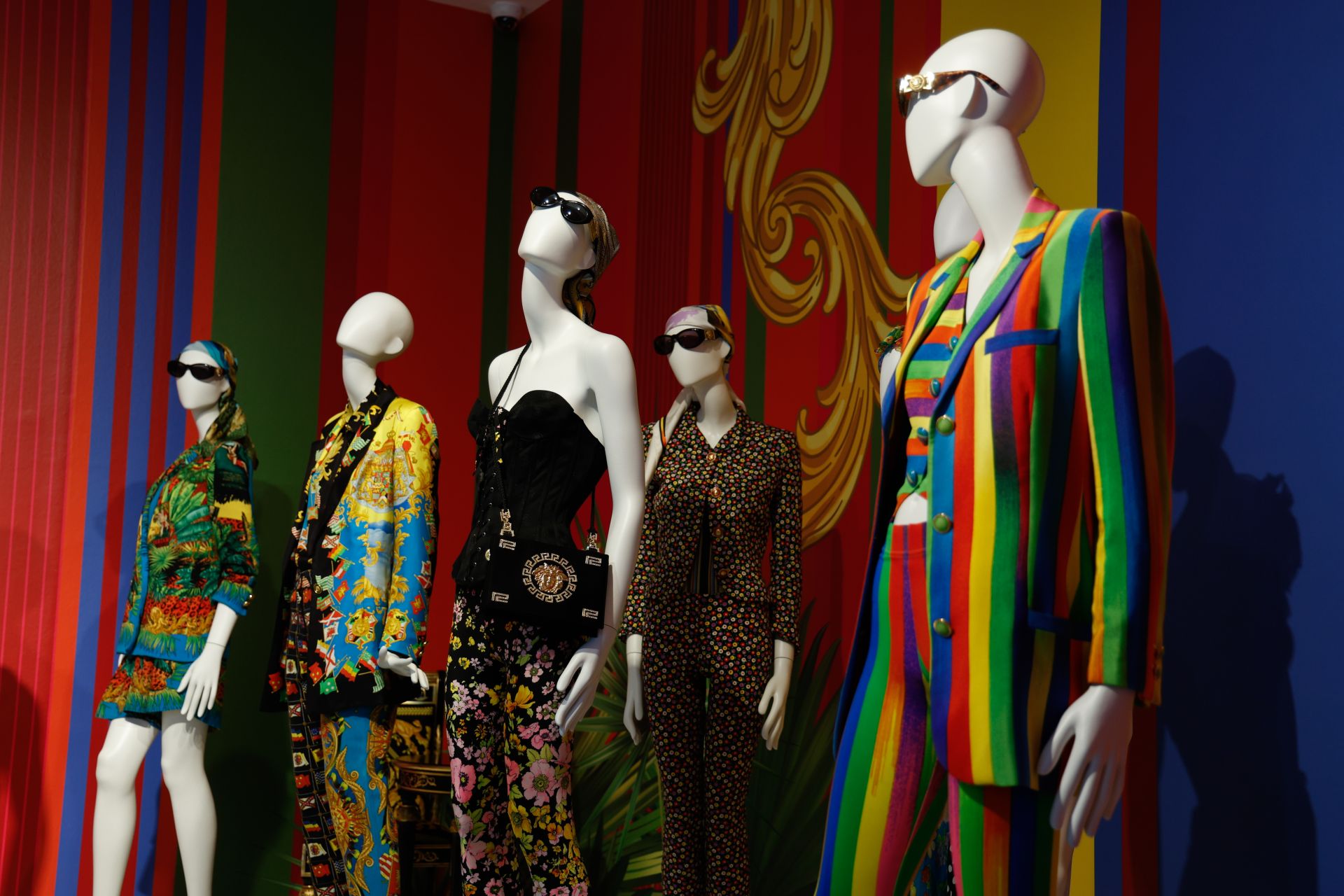 La exposición en Málaga sobre el legado del diseñador Gianni Versace, en imágenes