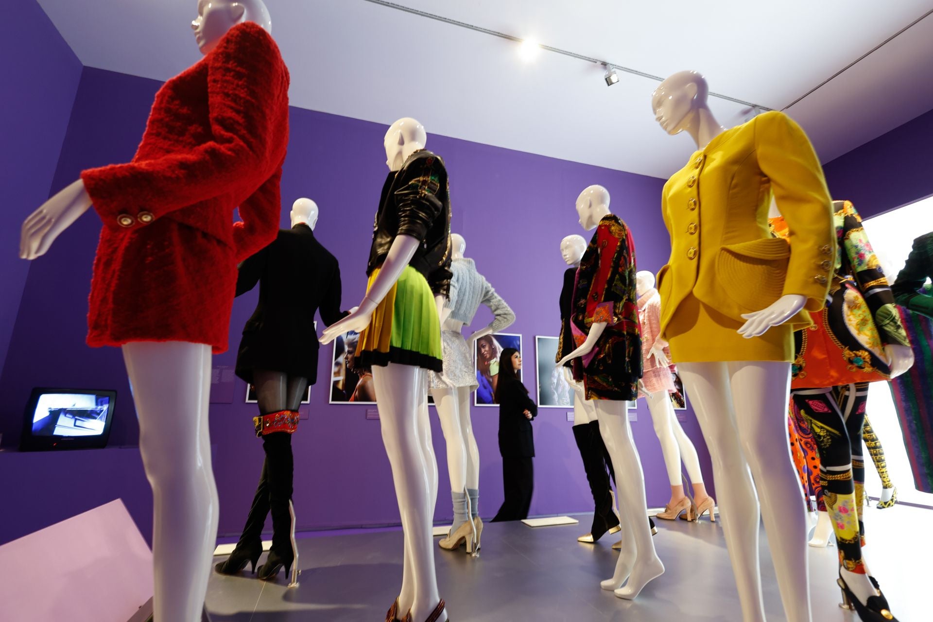 La exposición en Málaga sobre el legado del diseñador Gianni Versace, en imágenes