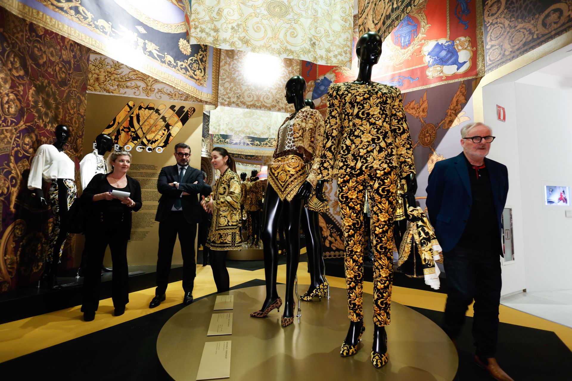 La exposición en Málaga sobre el legado del diseñador Gianni Versace, en imágenes