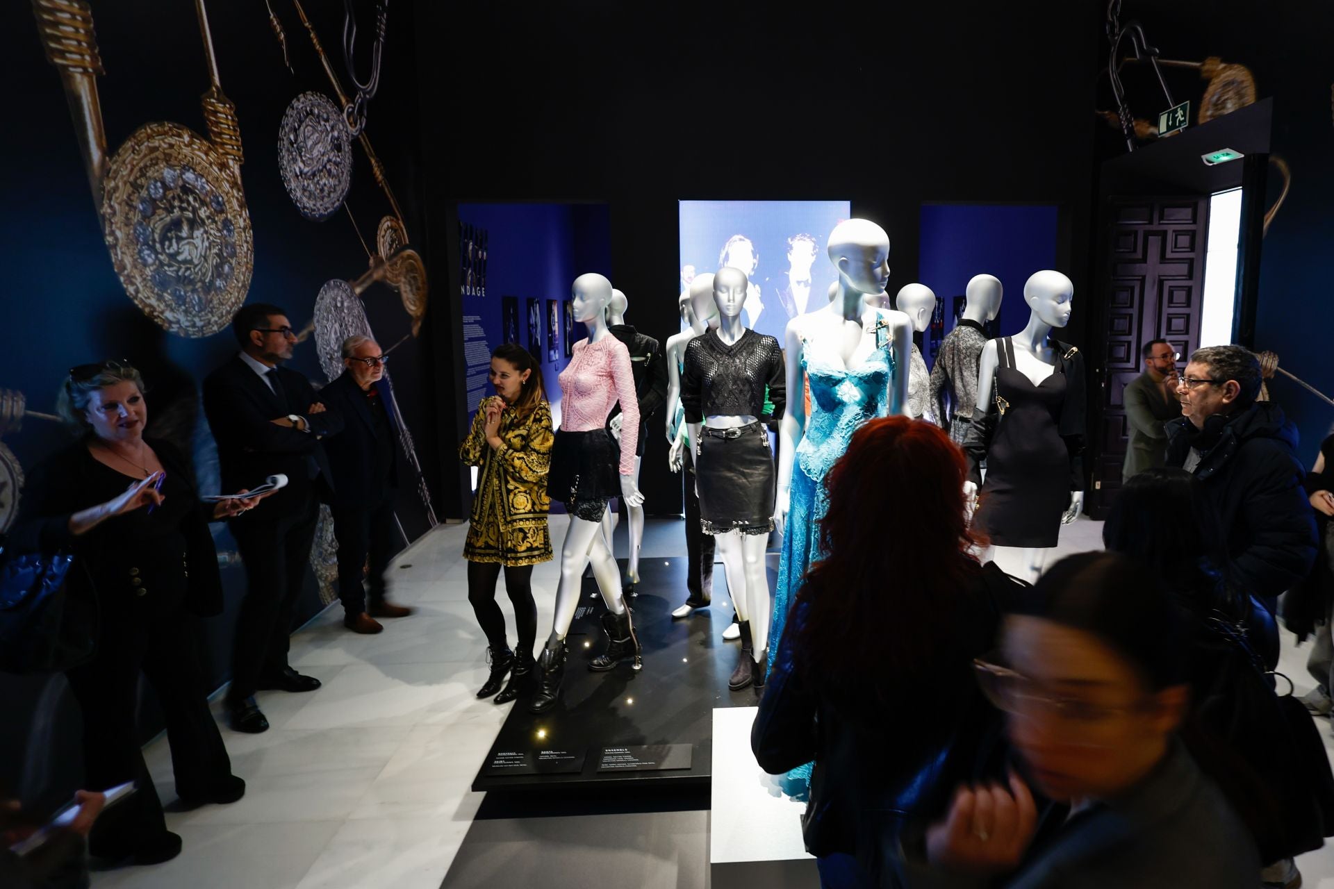 La exposición en Málaga sobre el legado del diseñador Gianni Versace, en imágenes