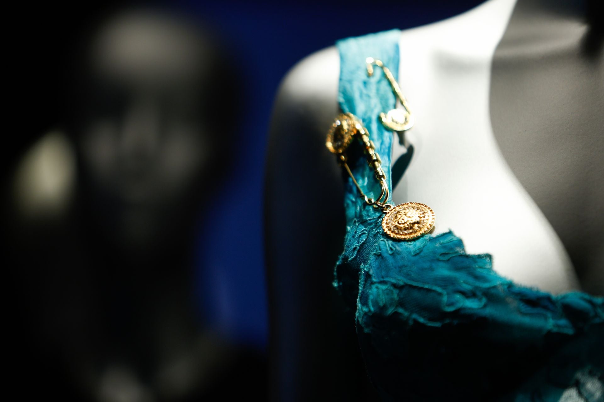 La exposición en Málaga sobre el legado del diseñador Gianni Versace, en imágenes