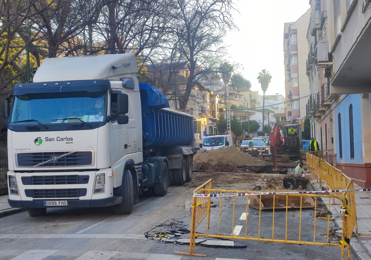 Operarios de Emasa en la zona, este jueves.