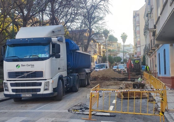 Operarios de Emasa en la zona, este jueves.
