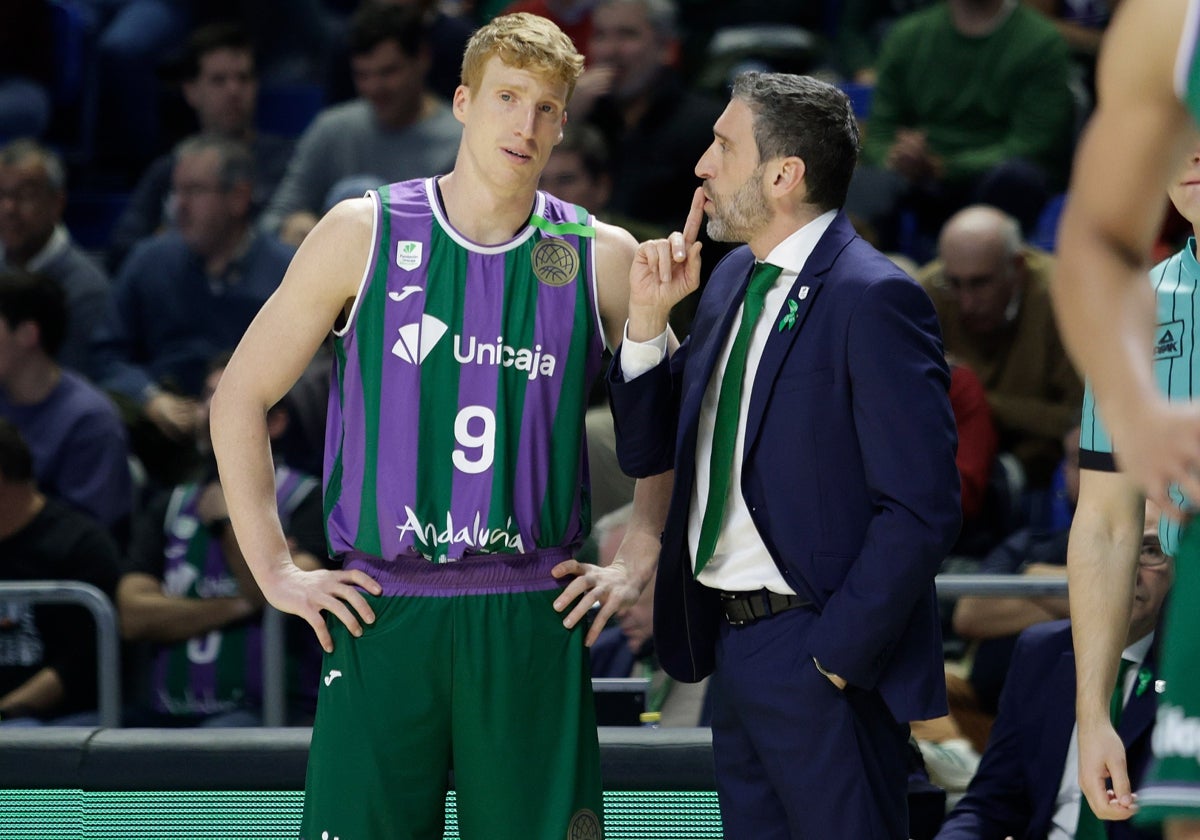 Alberto Díaz e Ibon Navarro conversan en el partido ante el Rytas.