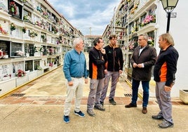 Los concejales de Edificios Municipales y Cementerios, en una visita al camposanto veleño con operarios.