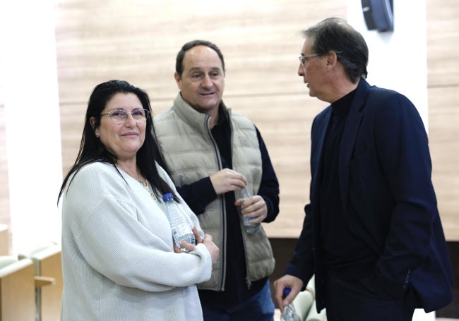 La madre de Carlos López y su agnete, junto a Loren en el acto.