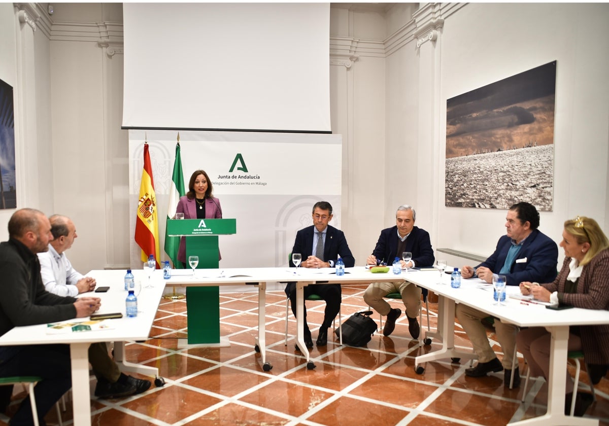 Navarro, de pie, en el encuentro con los representantes de las organizaciones agrarias.