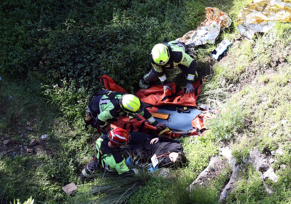 Los operativos de emergencias rescatan a uno de os heridos del simulacro de Marbella.