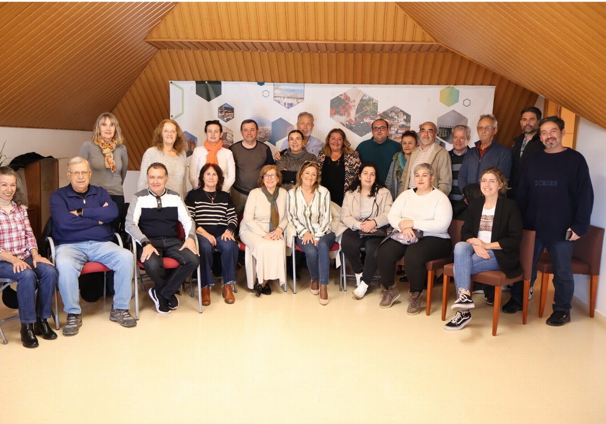 Foto de familia de los representantes de las asociaciones beneficiadas.