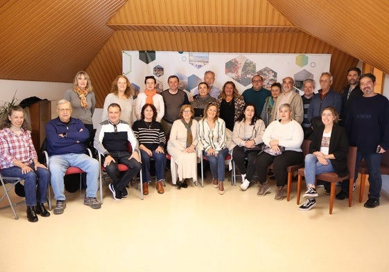 Foto de familia de los representantes de las asociaciones beneficiadas.